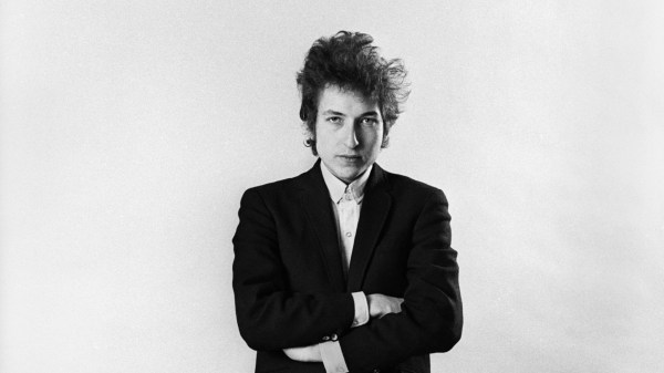 a-exposicao-photographs-of-bob-dylan-reune-fotos-feitas-por-daniel-kramer-durante-turne-do-bardo-entre-1964-e-1965-kramer-registra-a-metamorfose-do-artista-de-trovador-folk-a-icone-do-ro