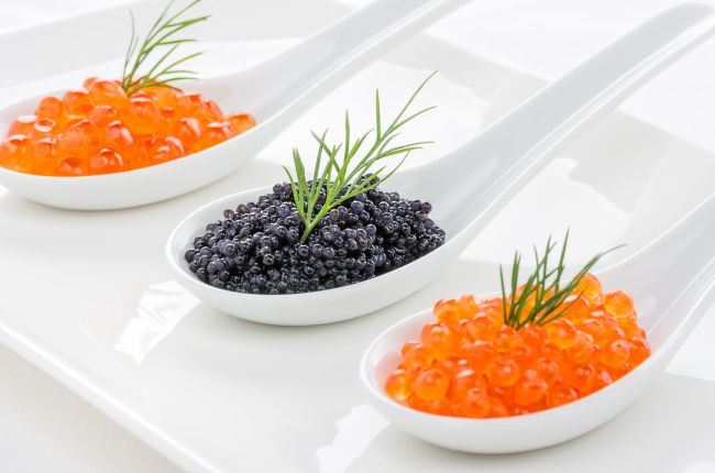19292047 - red and black caviar on porcelain spoons